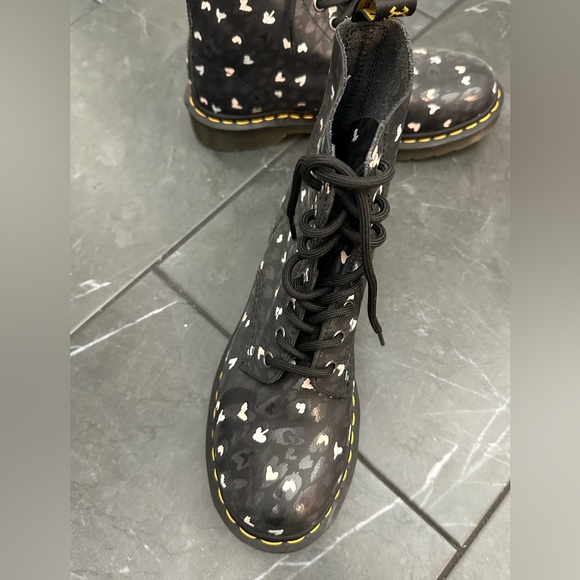 Dr.Marten’s 1460 Pascal Wild Hearts Combat boots size 7 like new - Picture 5 of 5